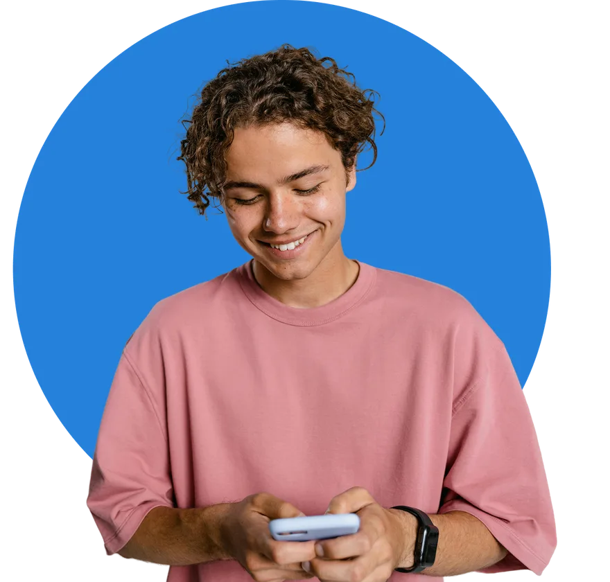 Un utilisateur vérifié de Kijiji tenant un téléphone